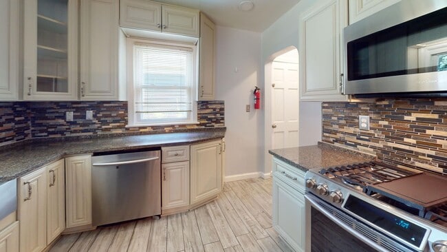 Building Photo - Spacious Three Bedroom Silver Spring House...