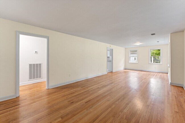 Building Photo - Amazing 4 bedroom 2.5 bathroom for rent!