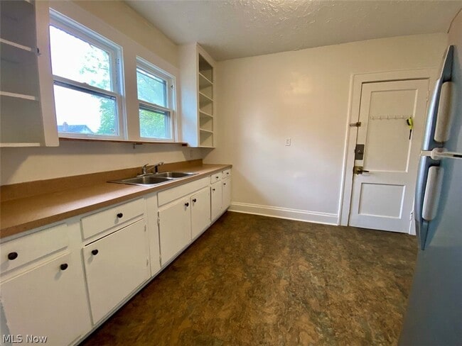 Building Photo - 400 Cloverdale Ave
