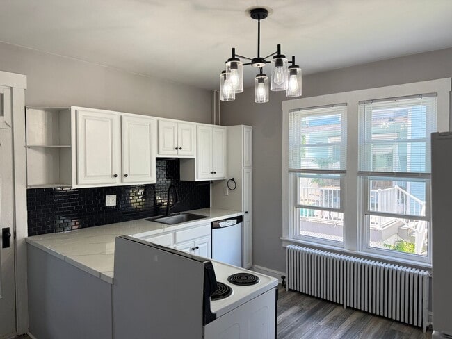 Building Photo - Modern 2 bedroom End-of-Row Townhome in Rothsville - w/ Garage & In Unit Laundry!