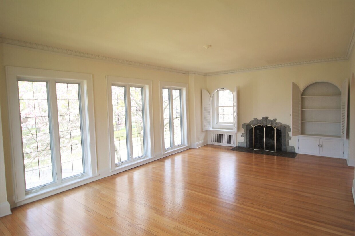 5139 N Cumberland Blvd Unit Middle, Whitefish Bay, WI 53217 Room for