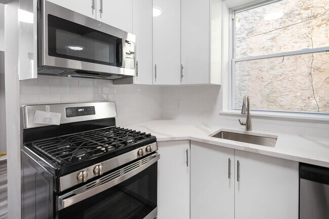 Foto del edificio - Renovated 4-Bedroom Home with Modern Finishes