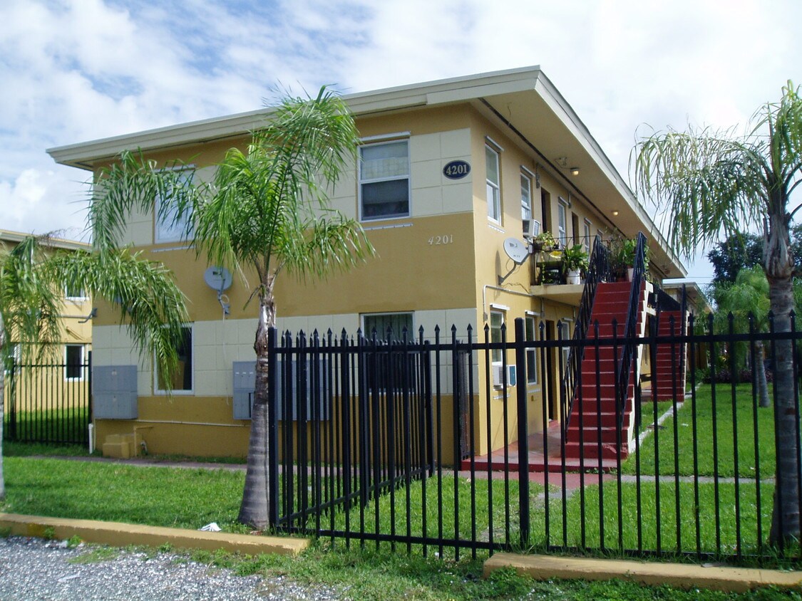 2740 NW 42nd St - Hampton House Apartments