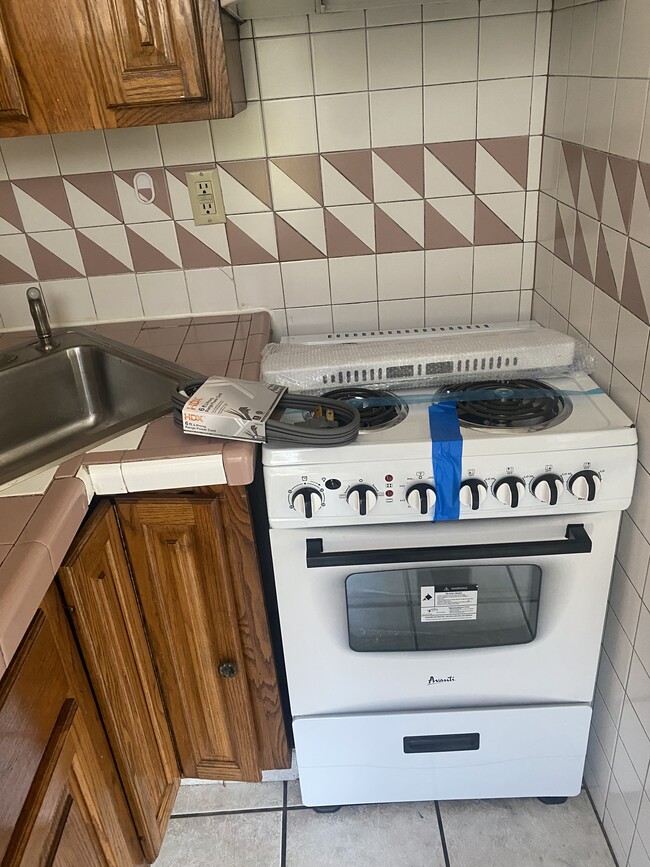 Electric Stove - 225 Sherman Ave