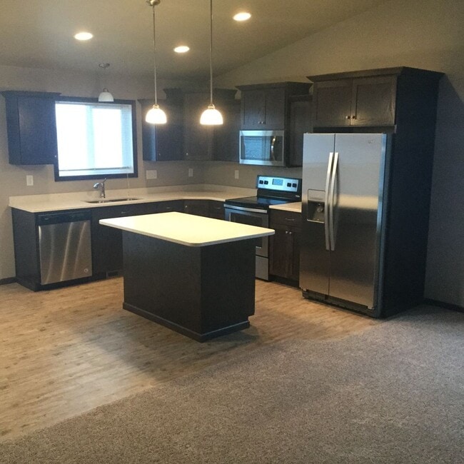 Building Photo - 4 Bed 3 Bath Single Family Home