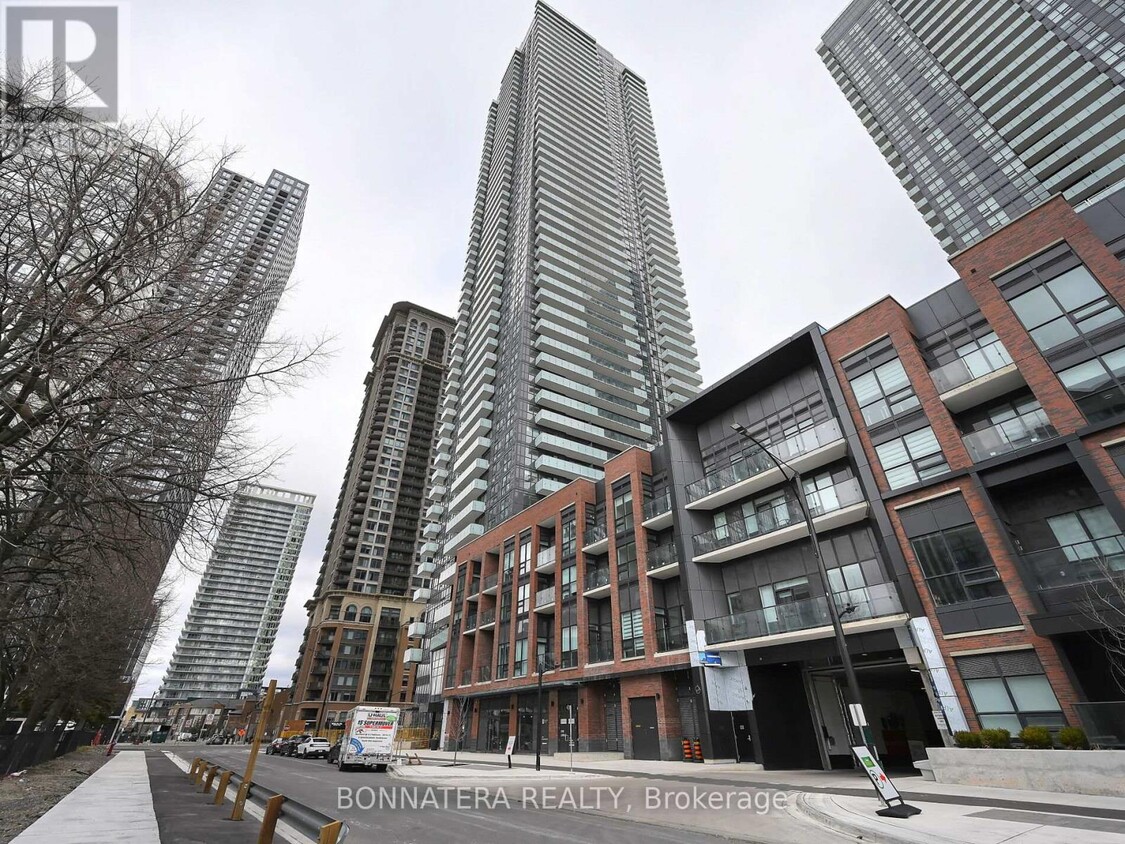 Photo principale - 430-3430 Square One Dr
