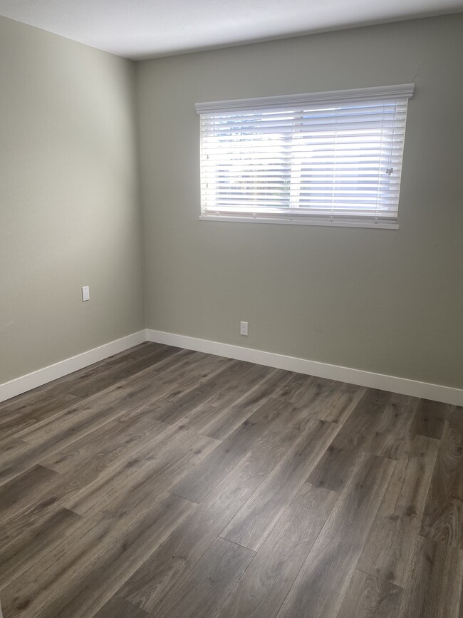 Room - 990 Helen Ave