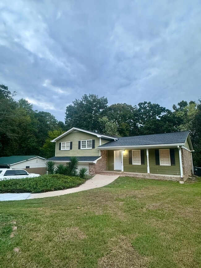 Building Photo - 4070 Falcon Dr