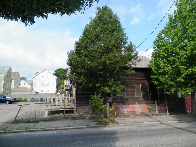 Building Photo - 112 Gano St