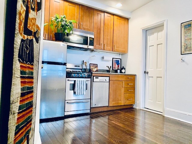 Building Photo - 131 E 15th St