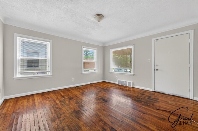 Building Photo - $1200 2 bedroom ranch