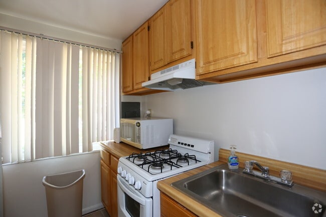 Kitchen - Oak Hill Townhomes