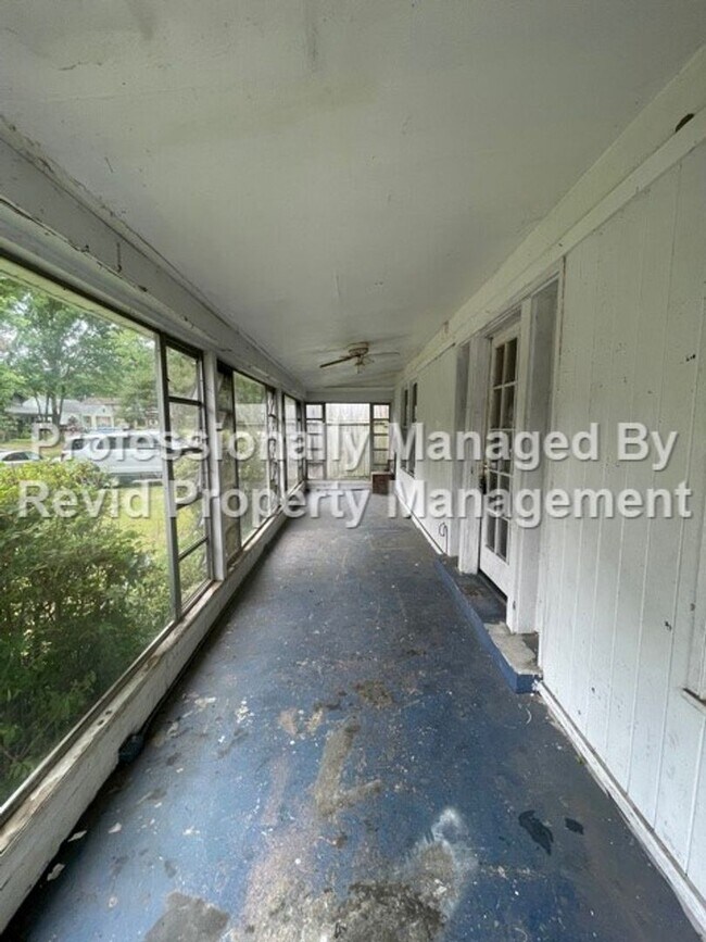 Building Photo - 2 bedroom Home near U of M