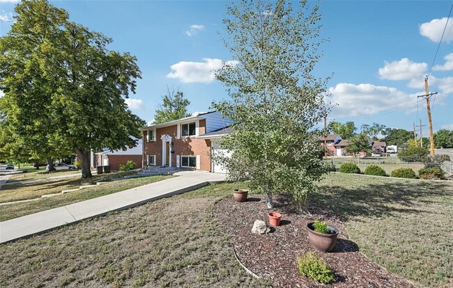 Foto del edificio - Welcome to this spacious 3+ bed, 2-bath bi-level home in Arvada - Available Now!