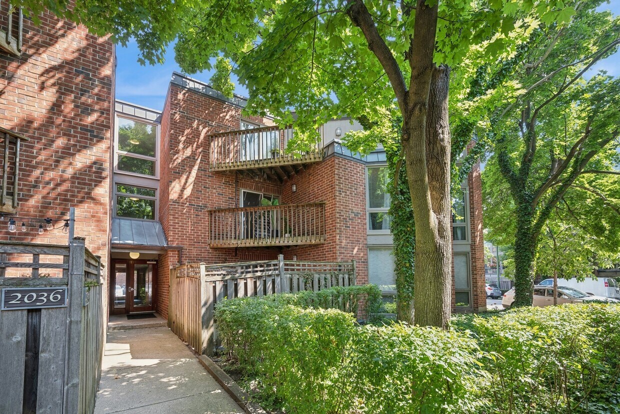Primary Photo - 2036 N Larrabee St