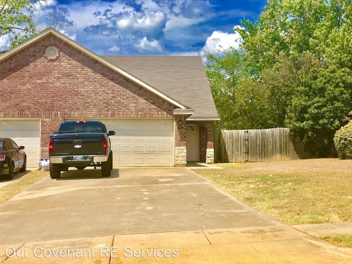 Foto principal - 3 br, 2 bath Apartment - 808 Betty Court