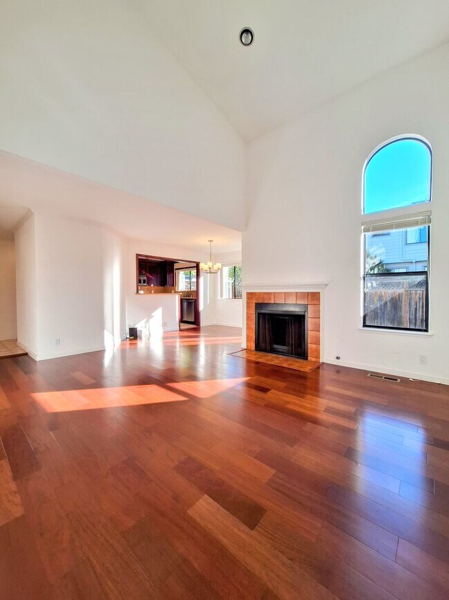 Foto del edificio - Beautiful 2bd Townhouse With Attached Garage, Private Patio, Pool/Hot Tub, & Clubhouse!