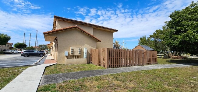 Foto del edificio - 17362 NW 74th Ave