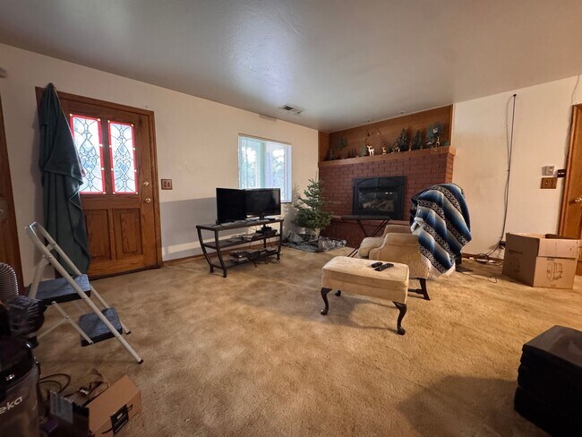 Foto del edificio - COZY HOME FOR RENT NESTLED IN THE PINES