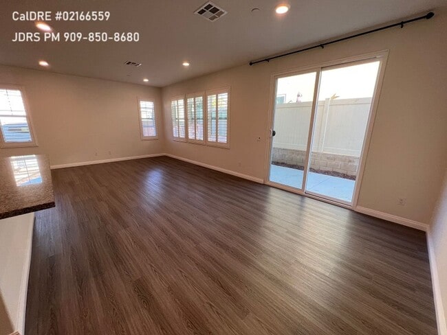 Building Photo - Ontario 4 bedroom Home