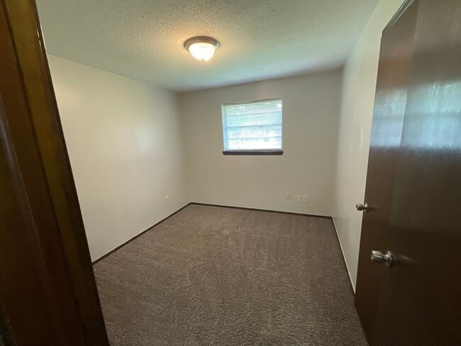Building Photo - Nice 3bed, 1 1/2 bath. 2 car garage