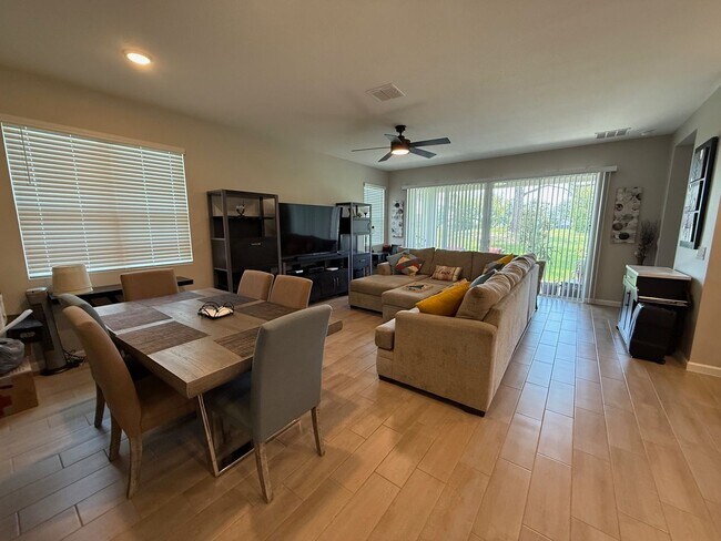 Building Photo - 4/3 Clermont Spacious Home