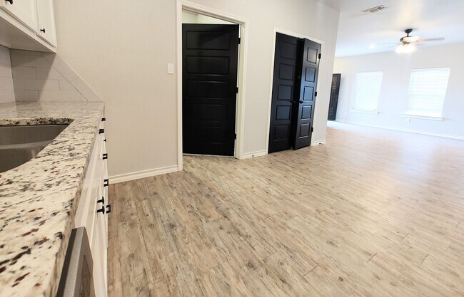 Foto del edificio - Modern 3-Bedroom Apartment with 2-Car Gara...