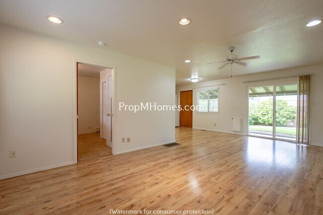 Building Photo - 11585 SW 95th Ave