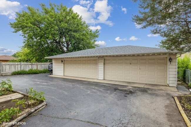 Building Photo - 4513 Maple Ave
