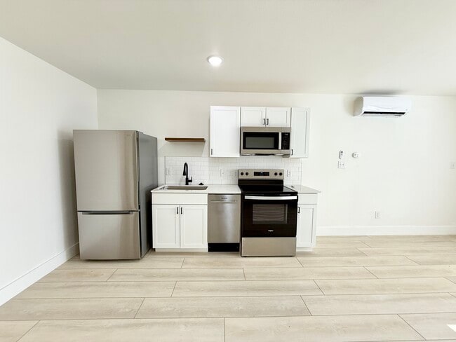 Building Photo - 2204 W San Antonio St