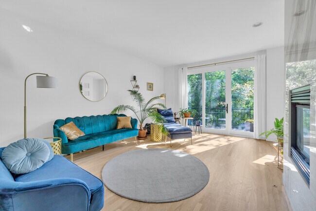 Living room - 1619 N Franklin St