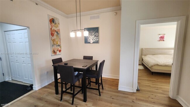 Building Photo - 2 br, 2 bath Condo - 3001 NE 185th St Apt 135