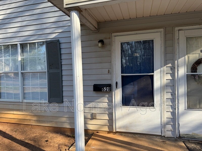 Photo - 628 7th Avenue SW