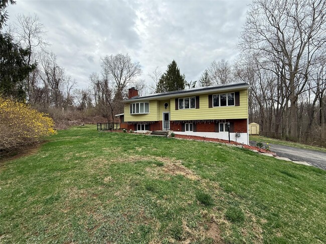 Building Photo - 5 Brook Ln