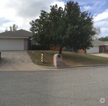 Building Photo - 221 Lancelot Dr