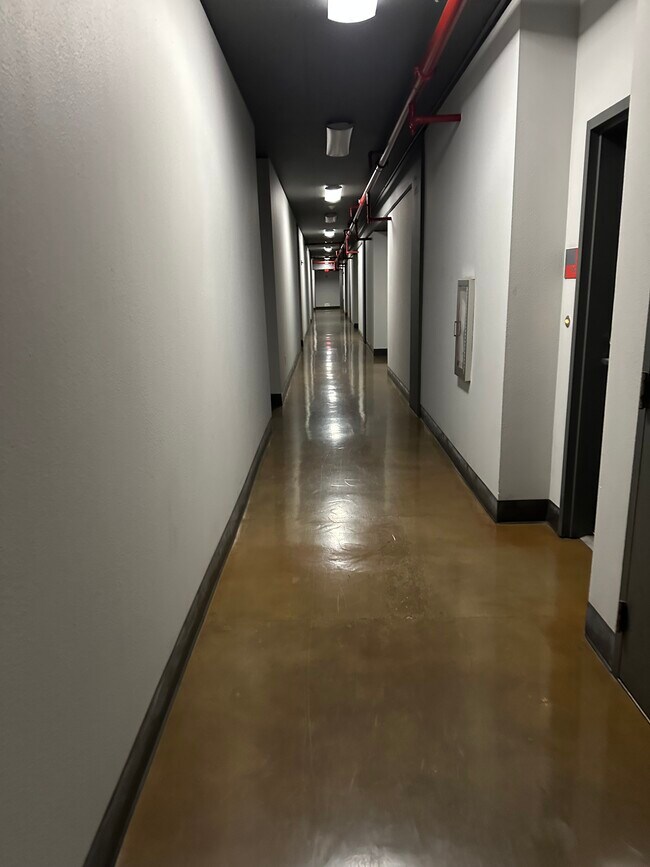 Foto del edificio - 645 W 9th St