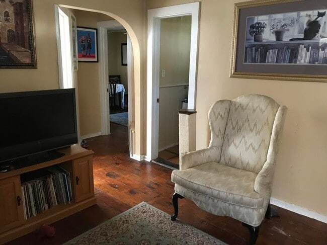 Foto del edificio - Cozy 2 Bedroom, 1 Bathroom in Fifth Avenue Neighborhood