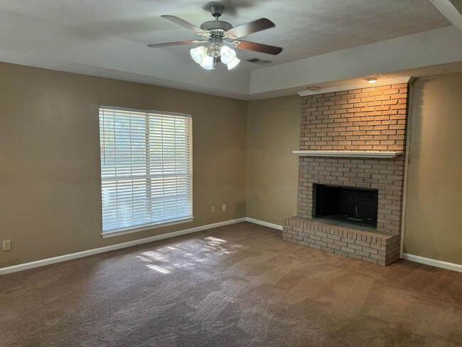 Building Photo - Deatsville Home with Pool and Large Garage