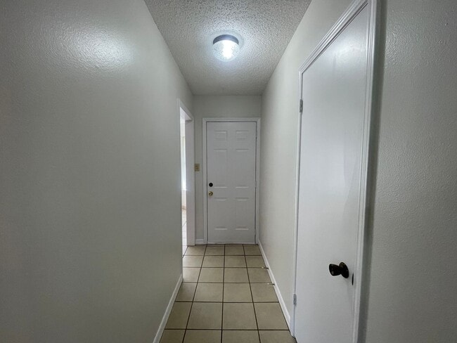 Building Photo - Brookhaven Estates Stockwell Area! Move In...