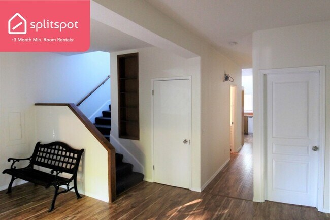 Foto del edificio - Private room in 5 bedroom Seattle Apartmen...