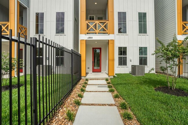 Building Photo - 3903 Pinemont Dr