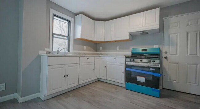 Building Photo - 105 Asylum St