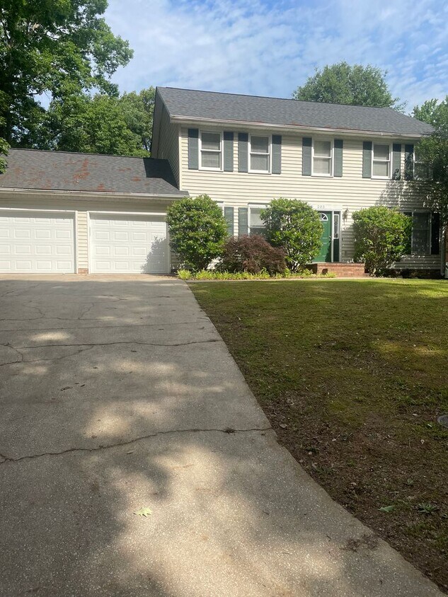 Primary Photo - 4 Bedroom 2.5 Bath home in Taylors