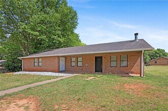 Building Photo - 210 Tanglewood Ln