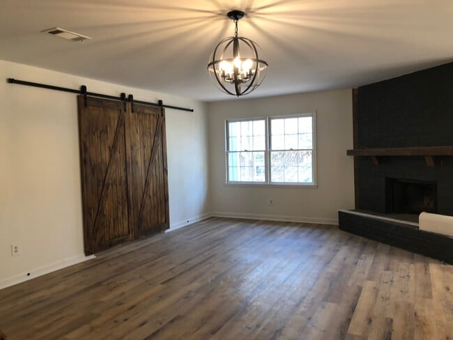 Foto del edificio - 1234 Juniper Dr