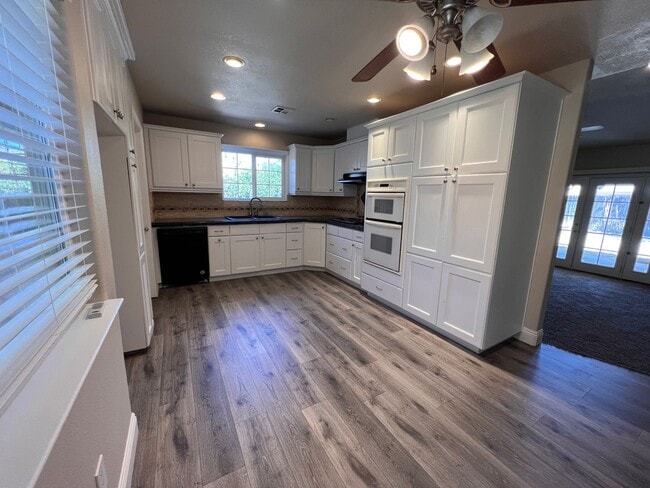 Building Photo - $2,250 Fowler & Shields, 3 Bedrooms - E Fe...