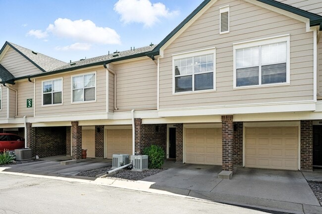 Building Photo - Beautiful, Light-Filled 2BR/2BA Townhome at Saddlebrooke