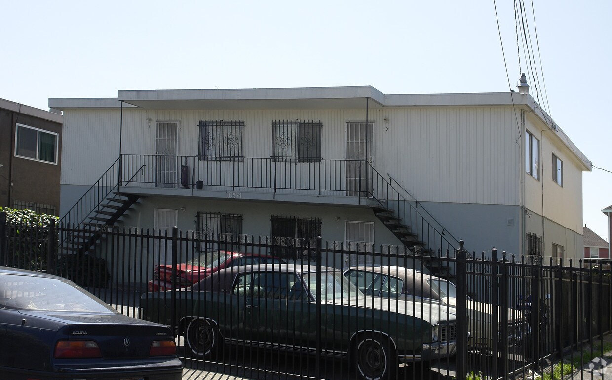 Building Photo - 10574 Topanga Dr