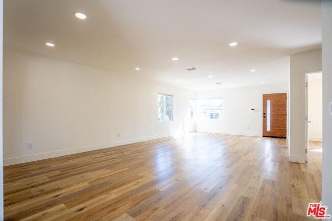 Foto del edificio - 5705 Jamieson Ave