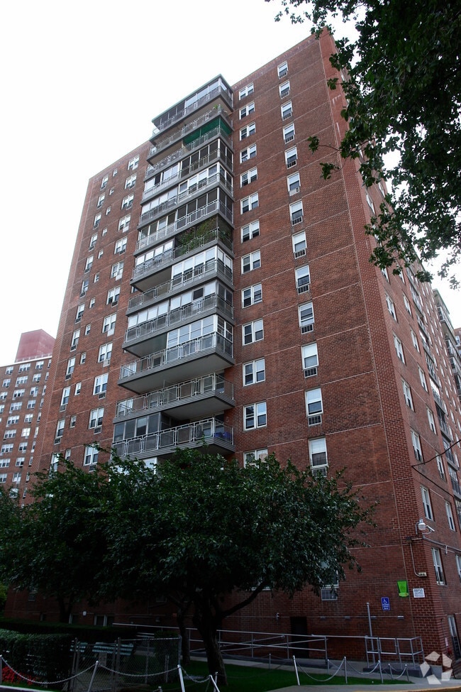 Building Photo - Carlyle Skyline Towers
